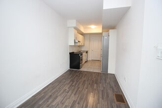 33 Creekbank Rd in North York, ON - Building Photo - Building Photo