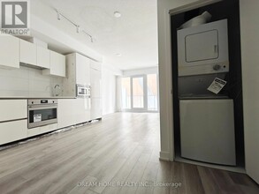 230-230 Simcoe St in Toronto, ON - Building Photo - Building Photo