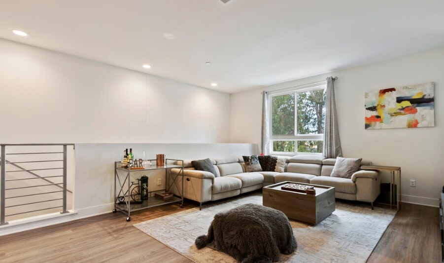 2111 N Cahuenga Blvd in Los Angeles, CA - Building Photo