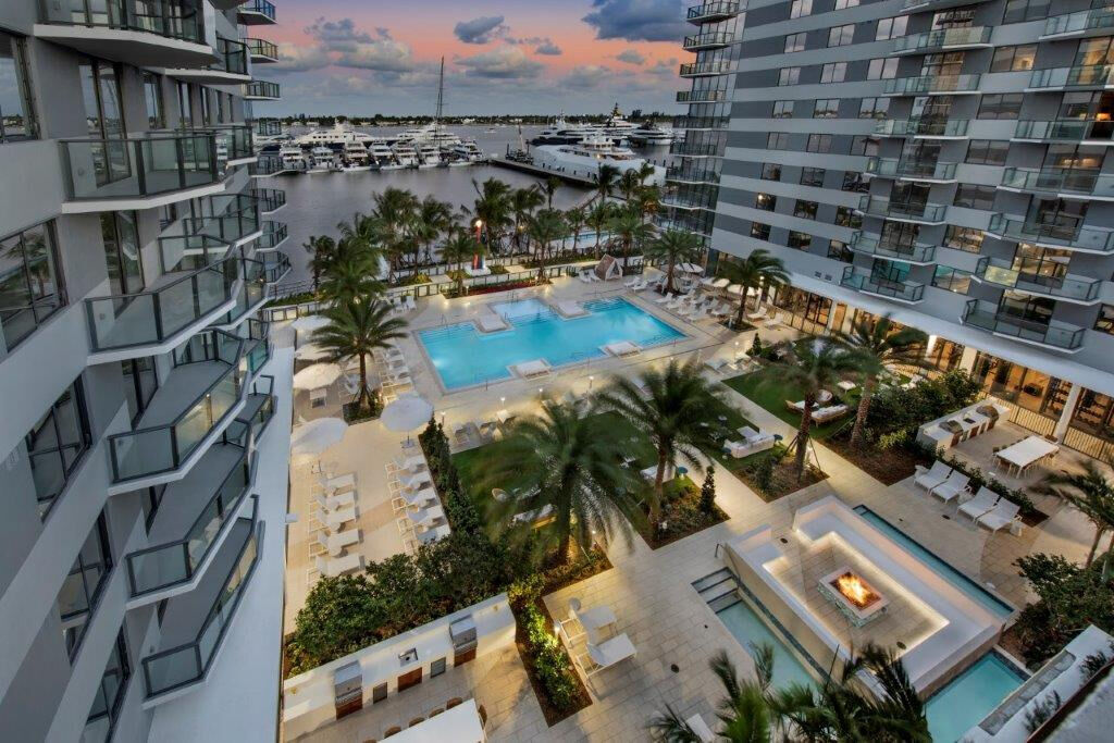 Icon Marina Village in West Palm Beach, FL - Foto de edificio