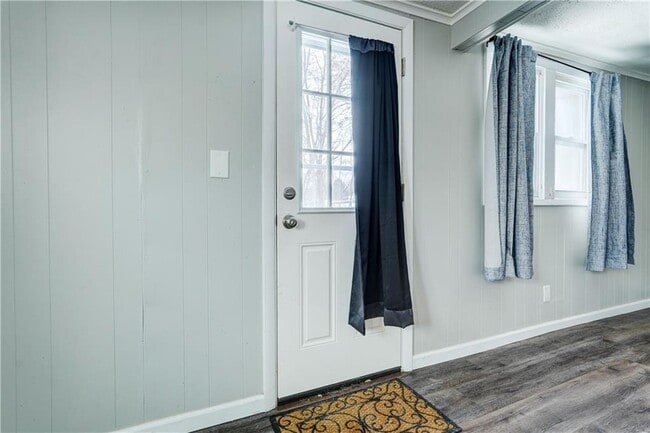 1070 Gravel Rd in Webster, NY - Foto de edificio - Building Photo