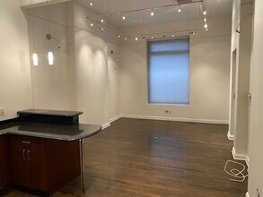 64 W Superior St, Unit A in Chicago, IL - Foto de edificio - Building Photo