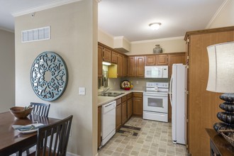 Pine Meadow Townhomes in Shawnee, KS - Foto de edificio - Interior Photo