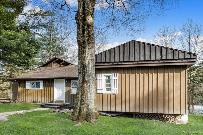 288 Pine Hill Rd in Pleasant Valley, NY - Building Photo - Building Photo