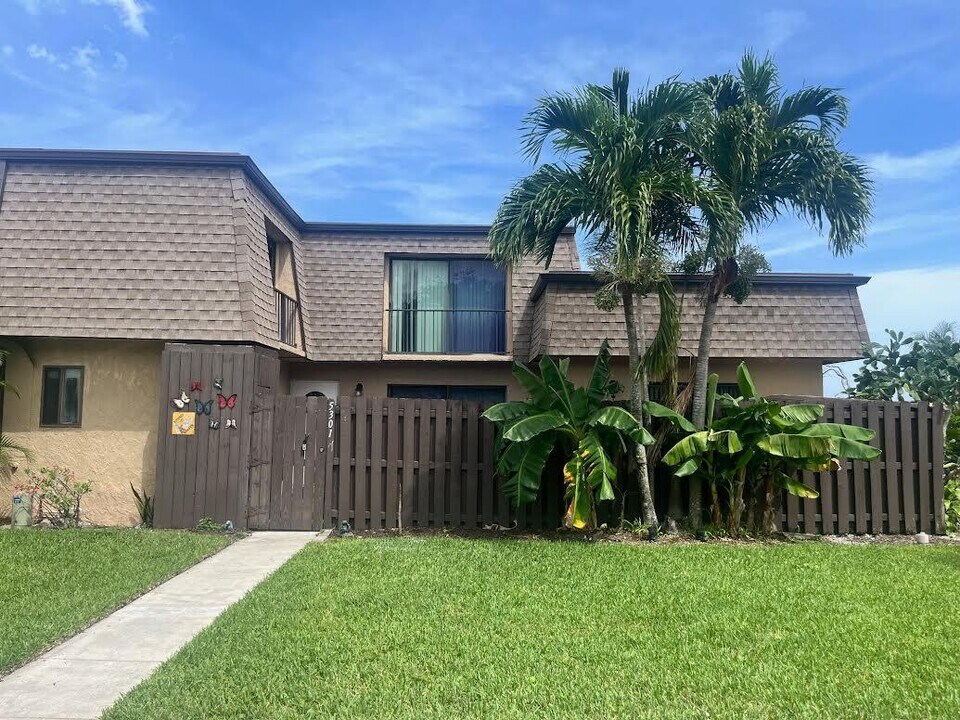 5301 Waterview Cir in Palm Springs, FL - Building Photo