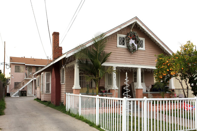 1061 Orange Ave in Long Beach, CA - Foto de edificio - Building Photo