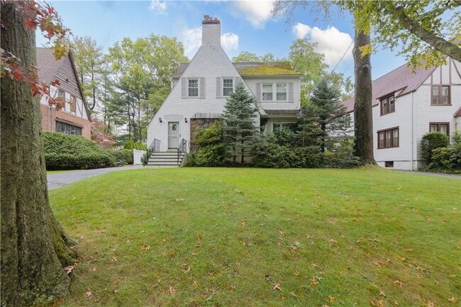 property at 7 Carthage Ln