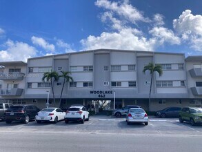 462 Golden Isles Dr in Hallandale Beach, FL - Building Photo - Building Photo