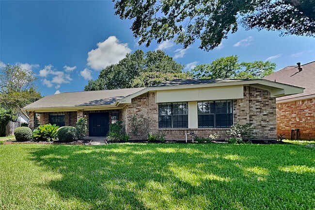 property at 2811 Pineleaf Dr