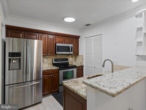 7596 Lakeside Village Dr in Falls Church, VA - Building Photo - Building Photo