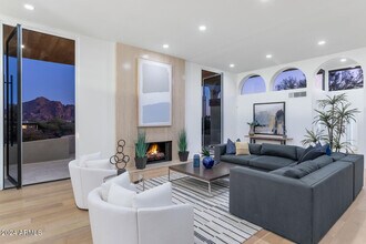 6664 N 40th St in Paradise Valley, AZ - Foto de edificio - Building Photo