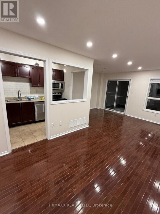 100 Brickyard Way in Brampton, ON - Building Photo