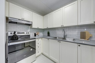 Phoenix Mill Apartments in Guelph, ON - Building Photo - Building Photo
