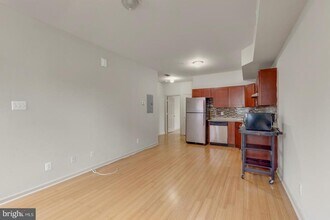 911 N 19th St-Unit -B in Philadelphia, PA - Building Photo - Building Photo