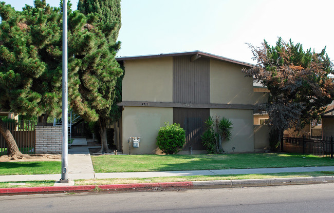 4705 E McKinley Ave in Fresno, CA - Foto de edificio - Building Photo