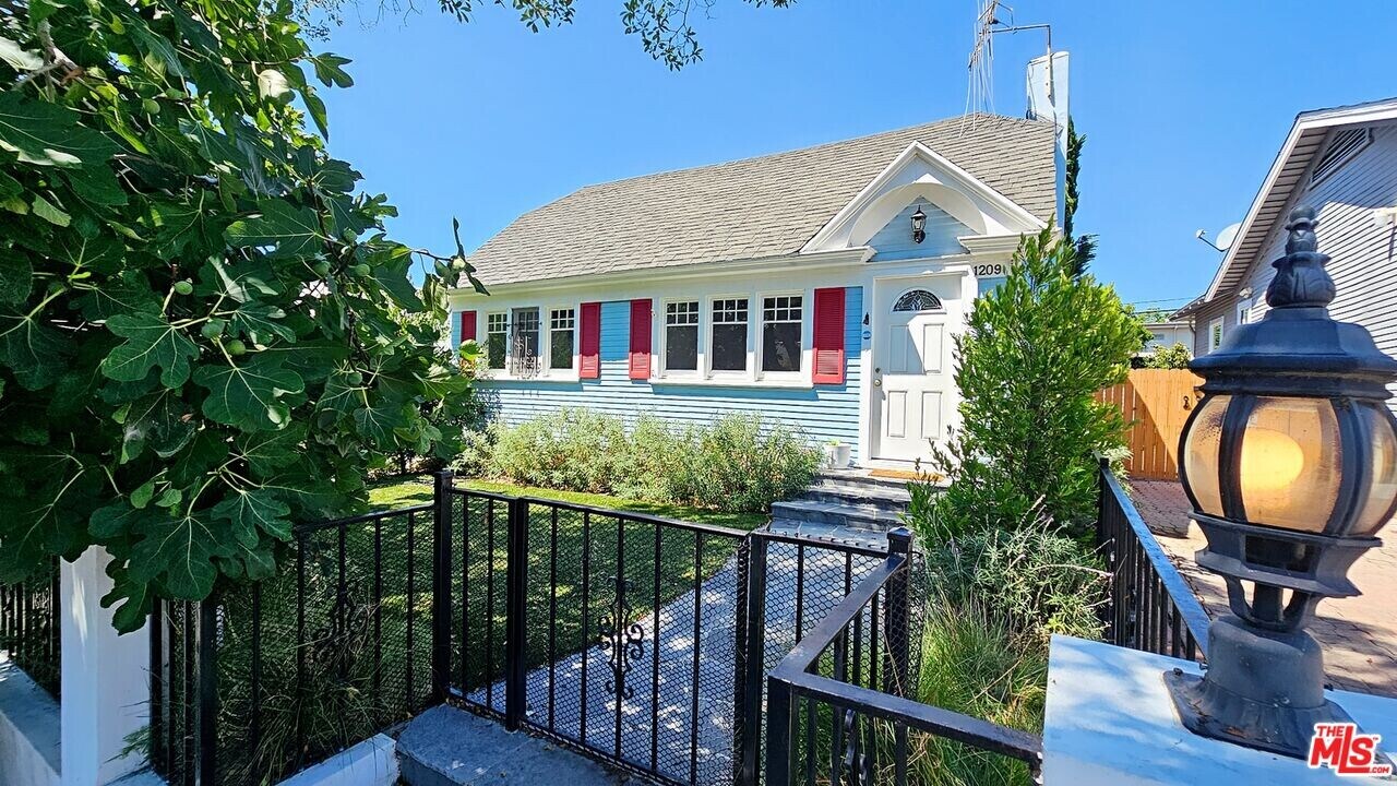 1209 N Genesee Ave in West Hollywood, CA - Building Photo