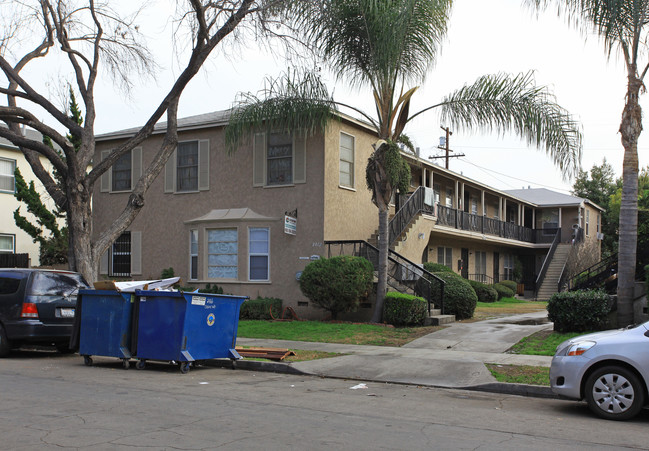 2472 Cedar Ave in Long Beach, CA - Building Photo - Building Photo