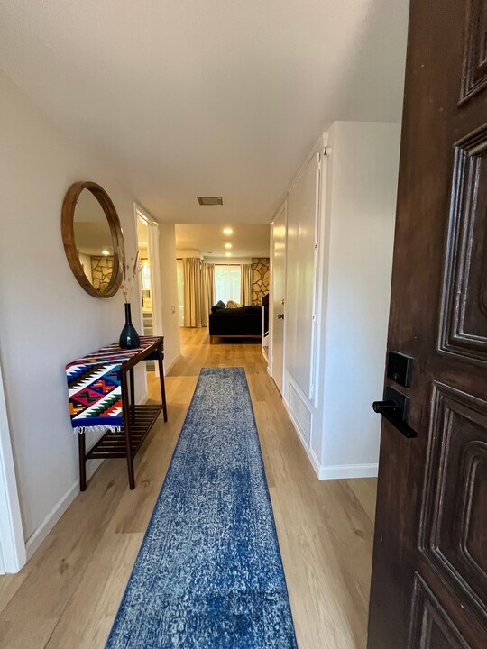 915 McHugh Ct in Ventura, CA - Foto de edificio