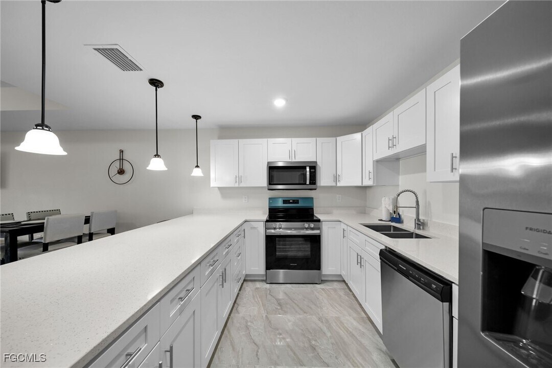 901 Albany Ave in Lehigh Acres, FL - Building Photo