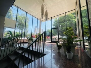 St. Andrews Place Apartments in Los Angeles, CA - Foto de edificio - Building Photo