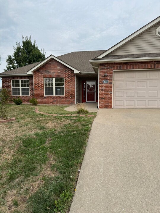 203 Wallaby Way in Columbia, MO - Building Photo