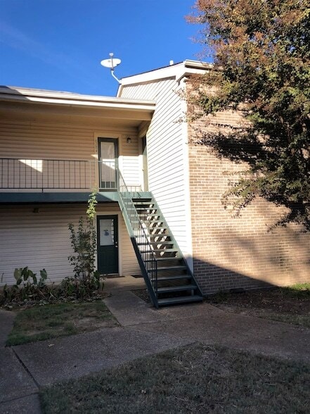 property at 6784 Quail Hollow Ct