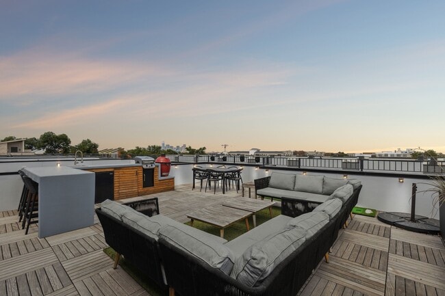 422 W 9th St