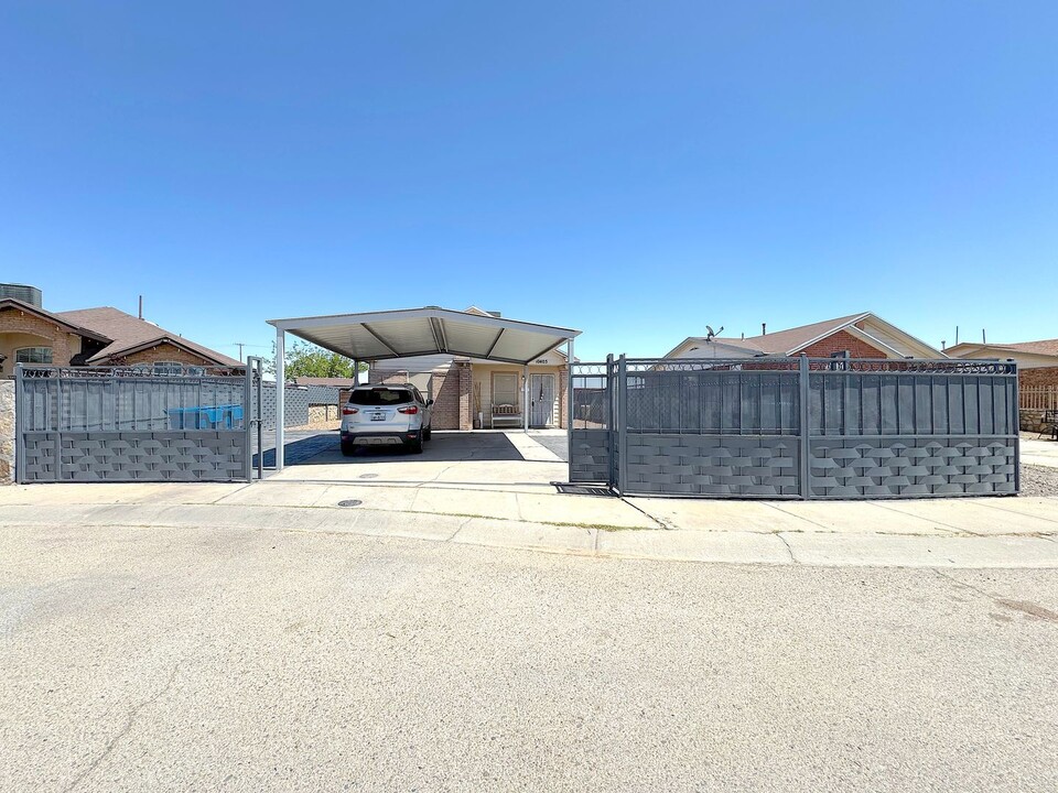 10405 Valle Blanco Dr in Socorro, TX - Building Photo