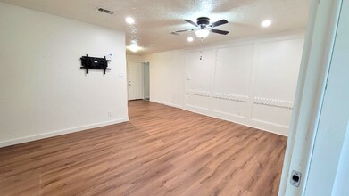 2100 Hill Top Ct in Conroe, TX - Foto de edificio - Building Photo