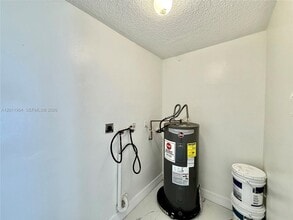 950 NW 109th St in Miami, FL - Foto de edificio - Building Photo