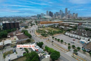 310 S Jensen Dr in Houston, TX - Building Photo