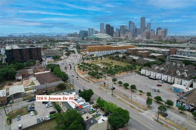310 S Jensen Dr in Houston, TX - Building Photo - Building Photo