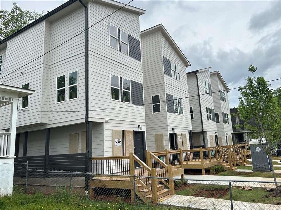 393 Elm St NW in Atlanta, GA - Building Photo