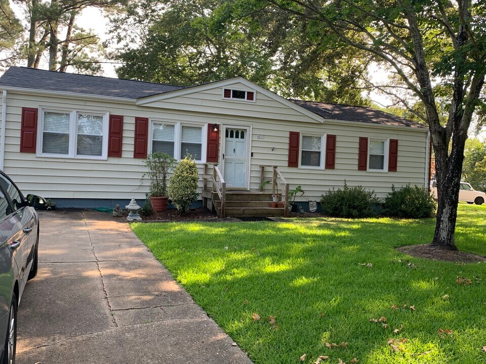 4517 Delmar Dr in Virginia Beach, VA - Foto de edificio