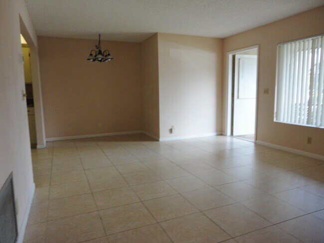 534 Shady Pine Way in Greenacres, FL - Building Photo - Building Photo