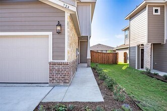 724 Wheatfield Dr in Venus, TX - Foto de edificio - Building Photo