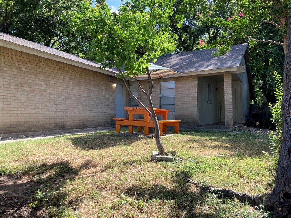 2311 Burleson Rd in Austin, TX - Building Photo