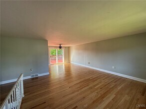 7870 Oneida Trail in Bridgeport, NY - Foto de edificio - Building Photo