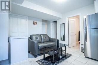 35 Roberta Dr in Toronto, ON - Building Photo - Building Photo