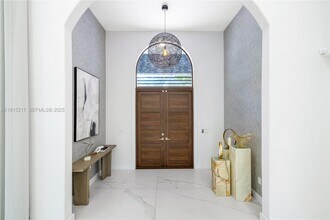 8941 SW 65th Ct in Pinecrest, FL - Foto de edificio - Building Photo