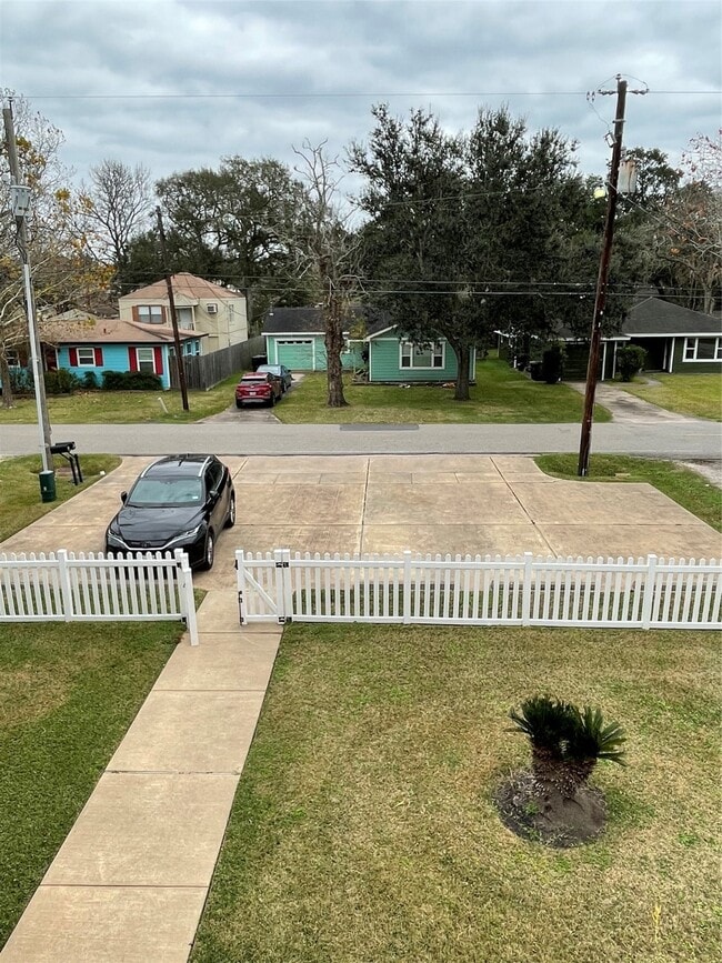 1018 S Booth Ln in Alvin, TX - Building Photo - Building Photo