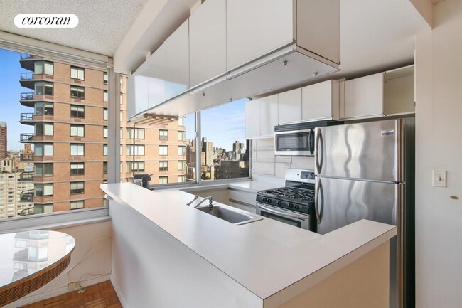 404 E 79th St in New York, NY - Building Photo - Building Photo