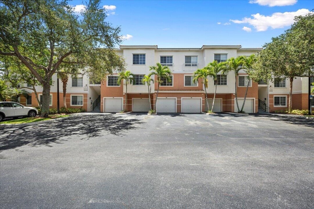 6203 Myrtlewood Cir W in Palm Beach Gardens, FL - Building Photo