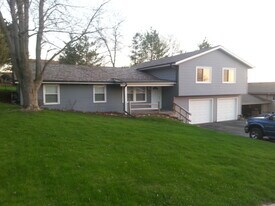 1525 Jefferson St in West Bend, WI - Building Photo