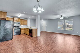 711 W Madison St in Ennis, TX - Building Photo - Building Photo