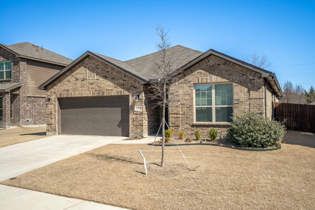 1229 Benwick Dr in Van Alstyne, TX - Building Photo