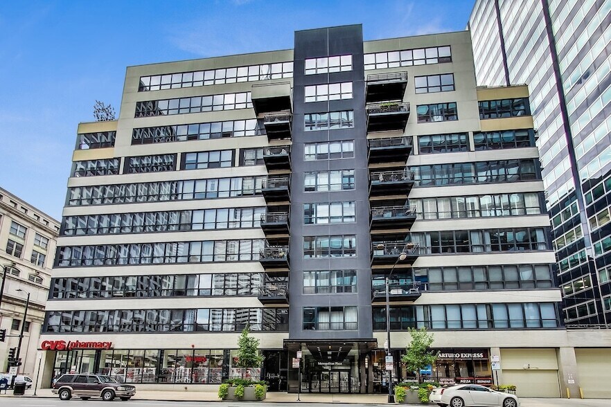 130 S Canal St, Unit 822 in Chicago, IL - Building Photo