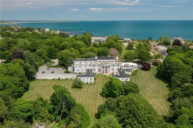 553 Bellevue Ave in Newport, RI - Building Photo - Building Photo