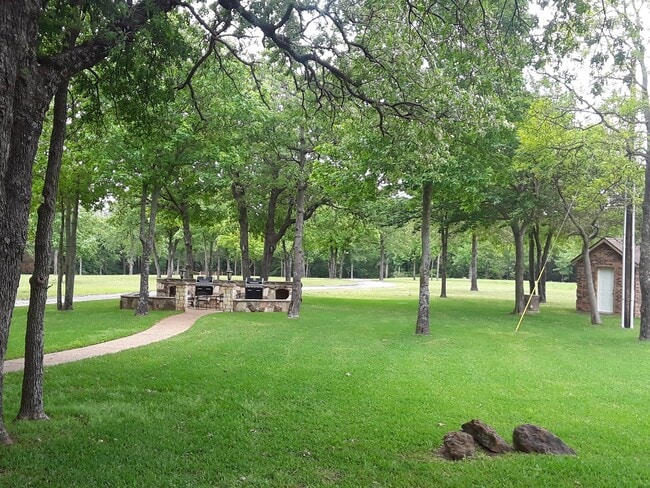 1800 County Road 4817 in Athens, TX - Foto de edificio - Building Photo