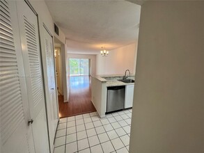 2220 N Cypress Bend Dr in Pompano Beach, FL - Foto de edificio - Building Photo